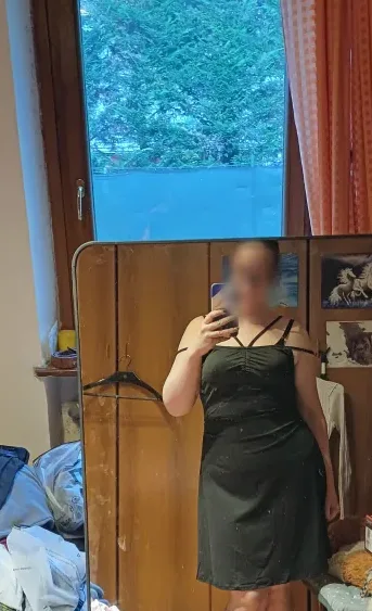 Ellie, 27